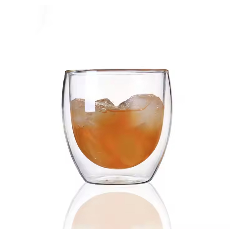 Ochelarii cu perete dublu set de 4 buc sticlă de whisky izolată